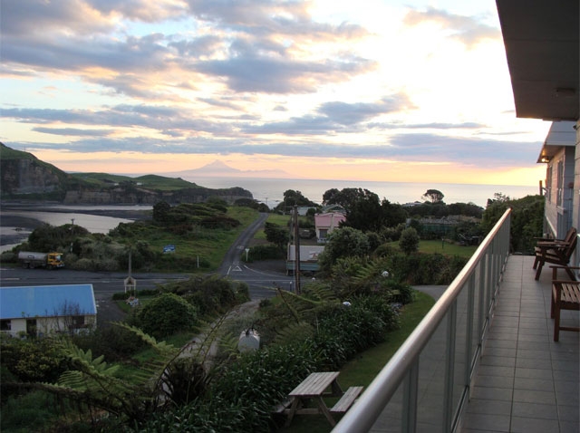 balcony overlooking beautiful bush and mountain views